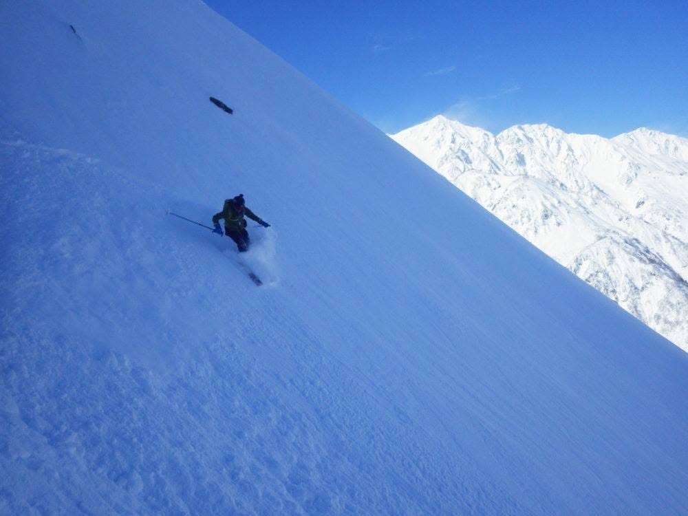 雪山の斜面を滑走する瀬野正樹様