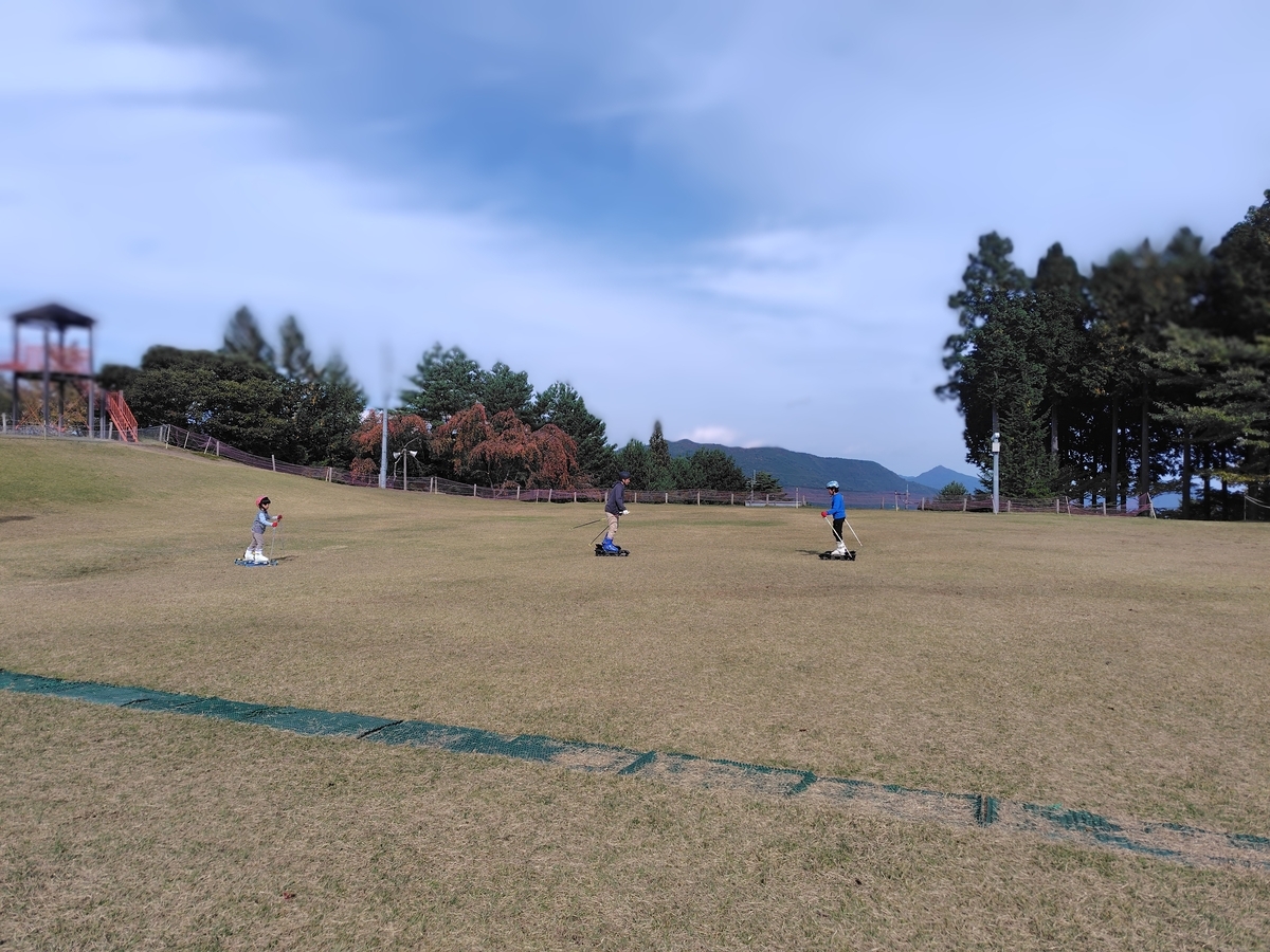 子どもたちへのグラススキー指導