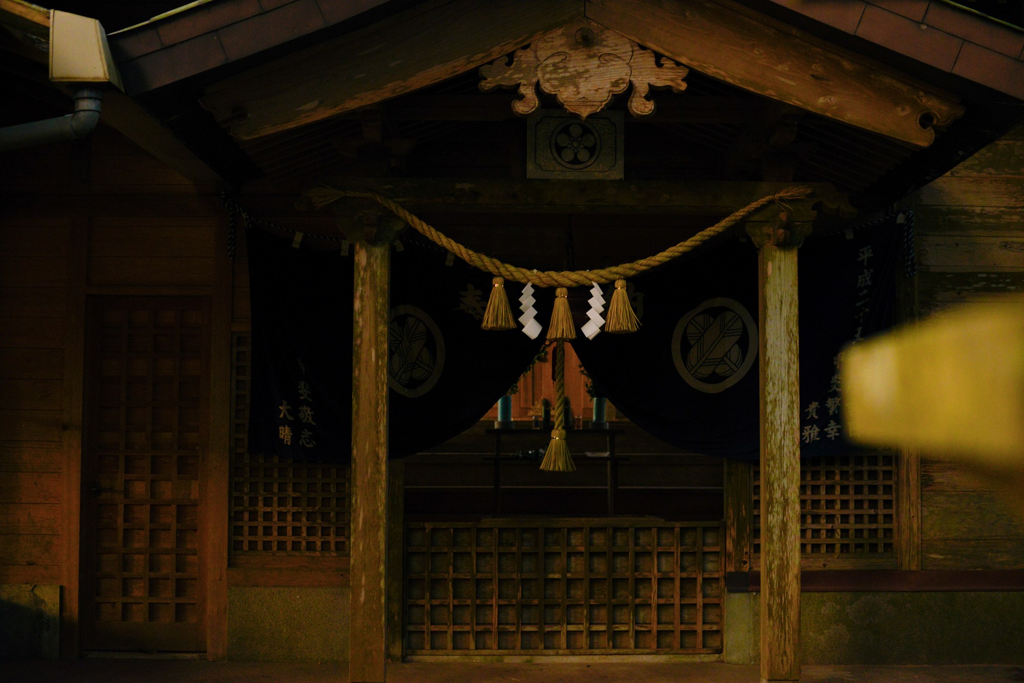 しめ縄のある風景